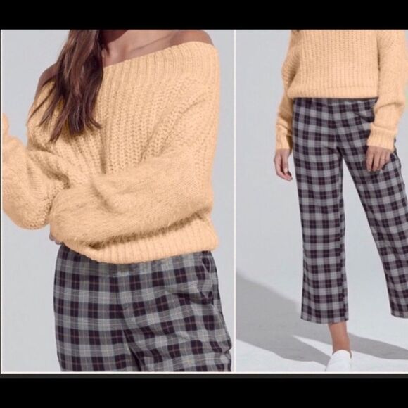 NWOT Casting LA New  Cream Color Off Shoulder Cropped Sweater. - Picture 4 of 10